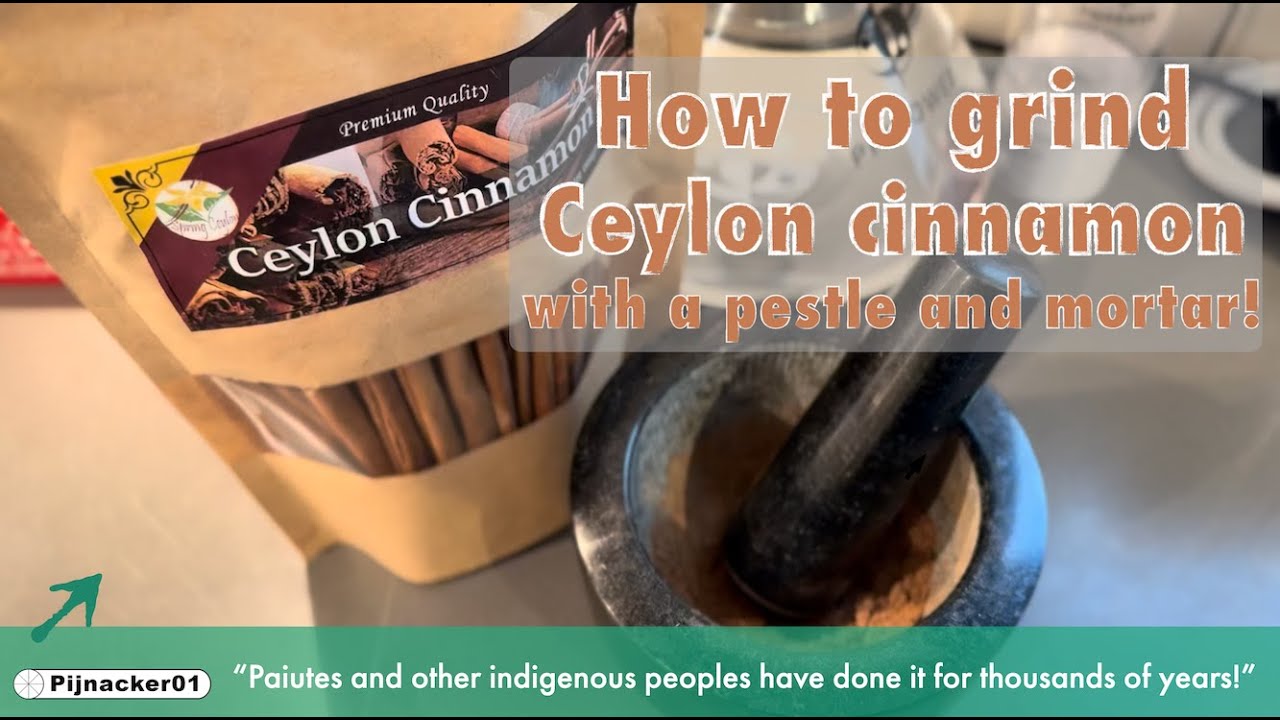 Как измельчить палочки цейлонской корицы с помощью ступки и пестика.