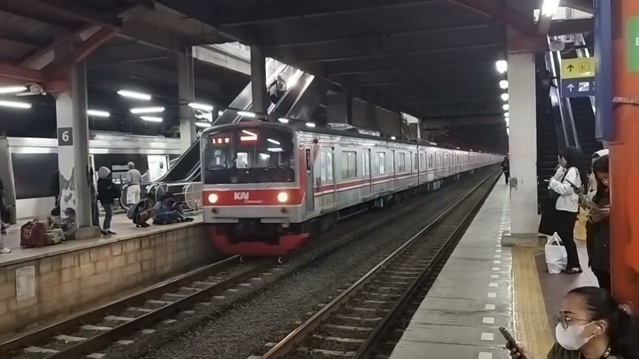 Nongkrong Di Stasiun Bekasi  Melihat Kereta Lewat