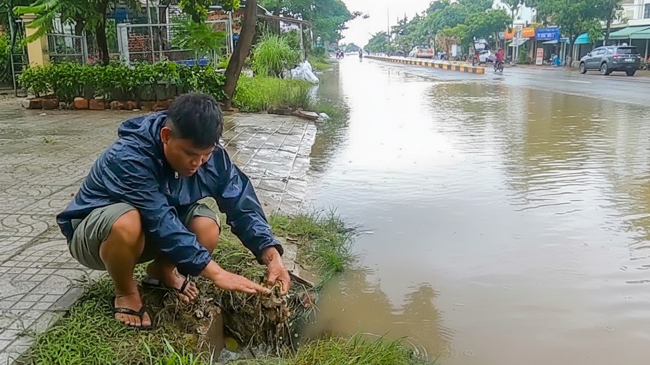 Very To Clean All Culvert Block Drain In City