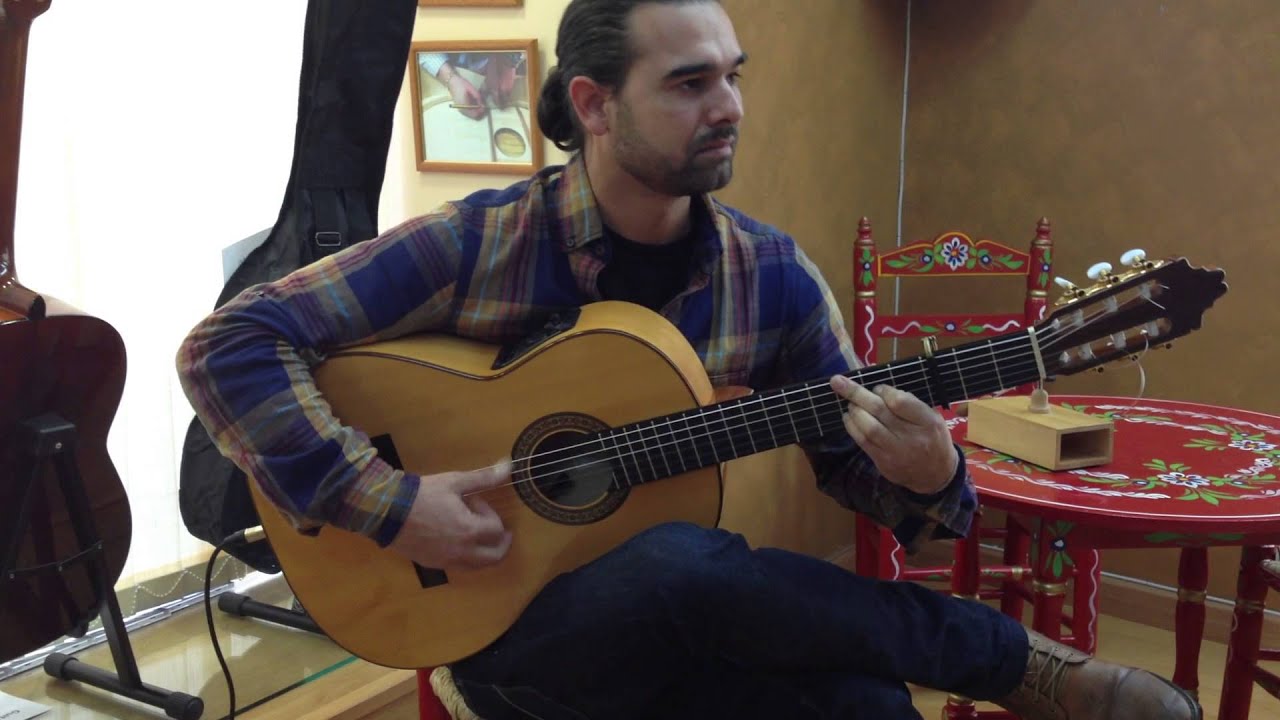Pedro Campos en Waypointmusic Cadiz con su guitarra Antonio Bernal.