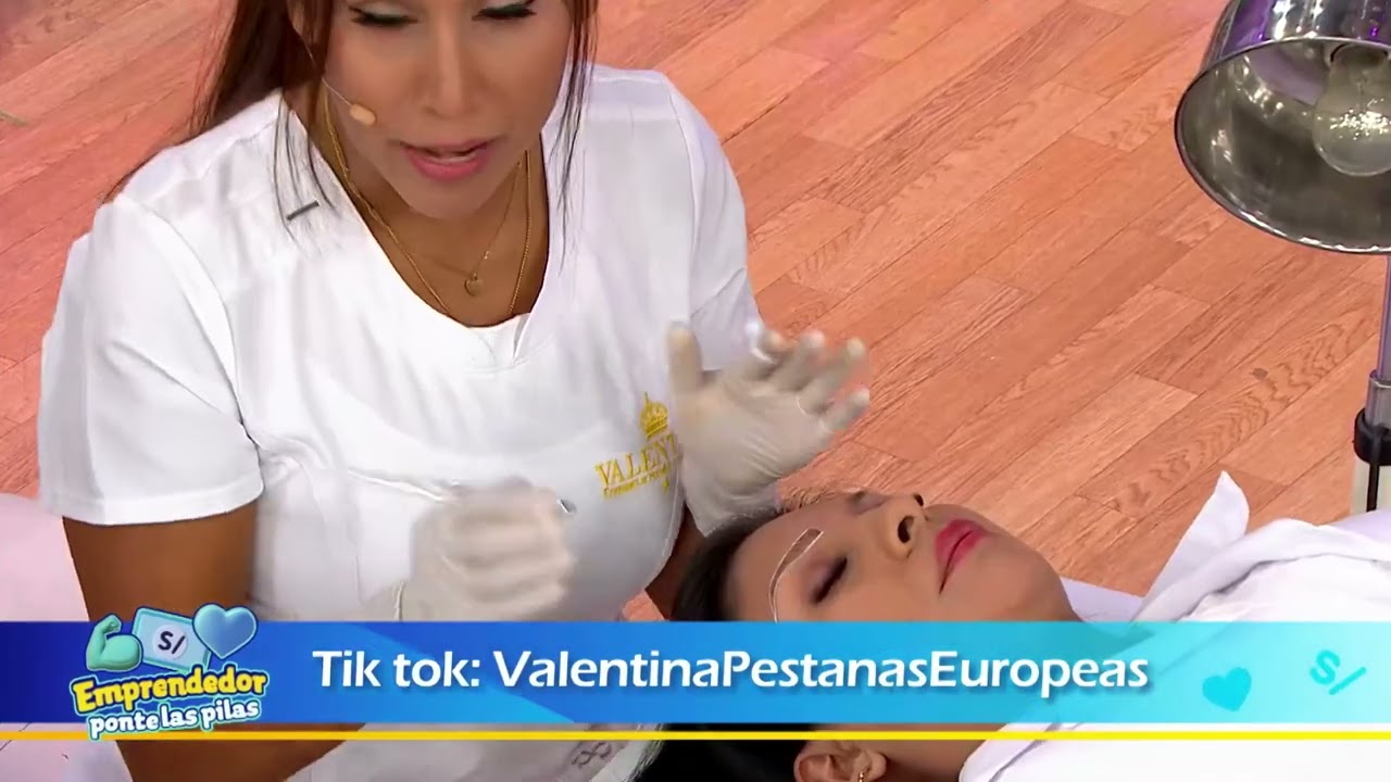 Valentina presentando la técnica de NANOBLADING en el programa de America Televisión