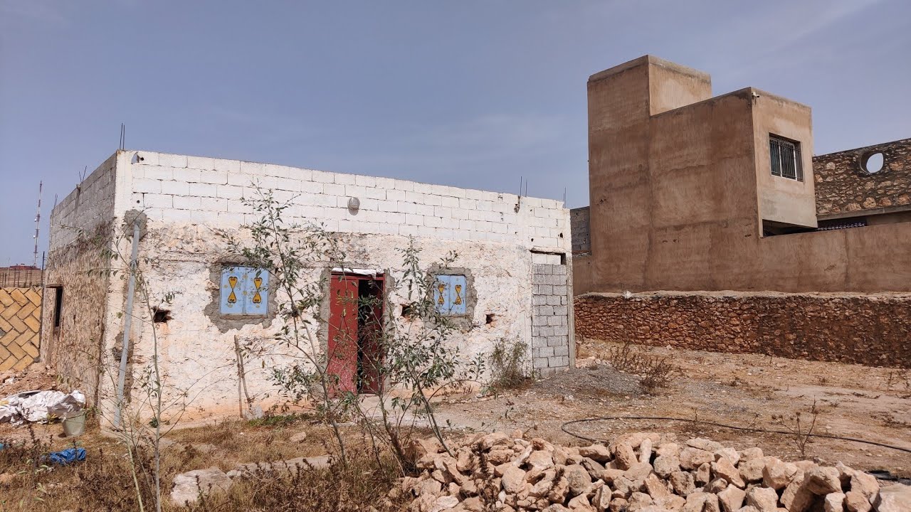 عشاق البادية منزل 🏡 مع أرض كشي محفظ تيتر للبيع فيها البئر جاهز والكهرباء بتمن هوتة بسي احساين 