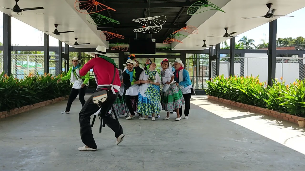 listos para la foto (pasillo)   Danzas Somos Ritmo