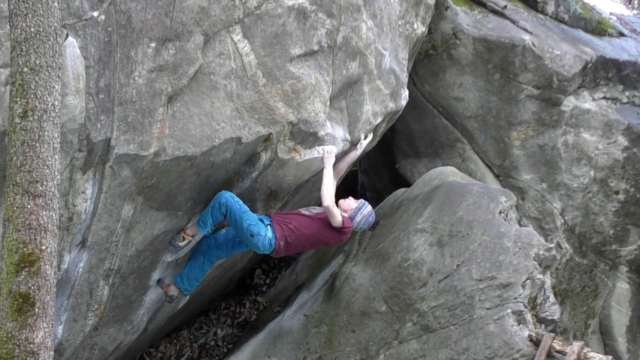 Giuliano Cameroni fires General Disarray, 8b/V13 in Brione.