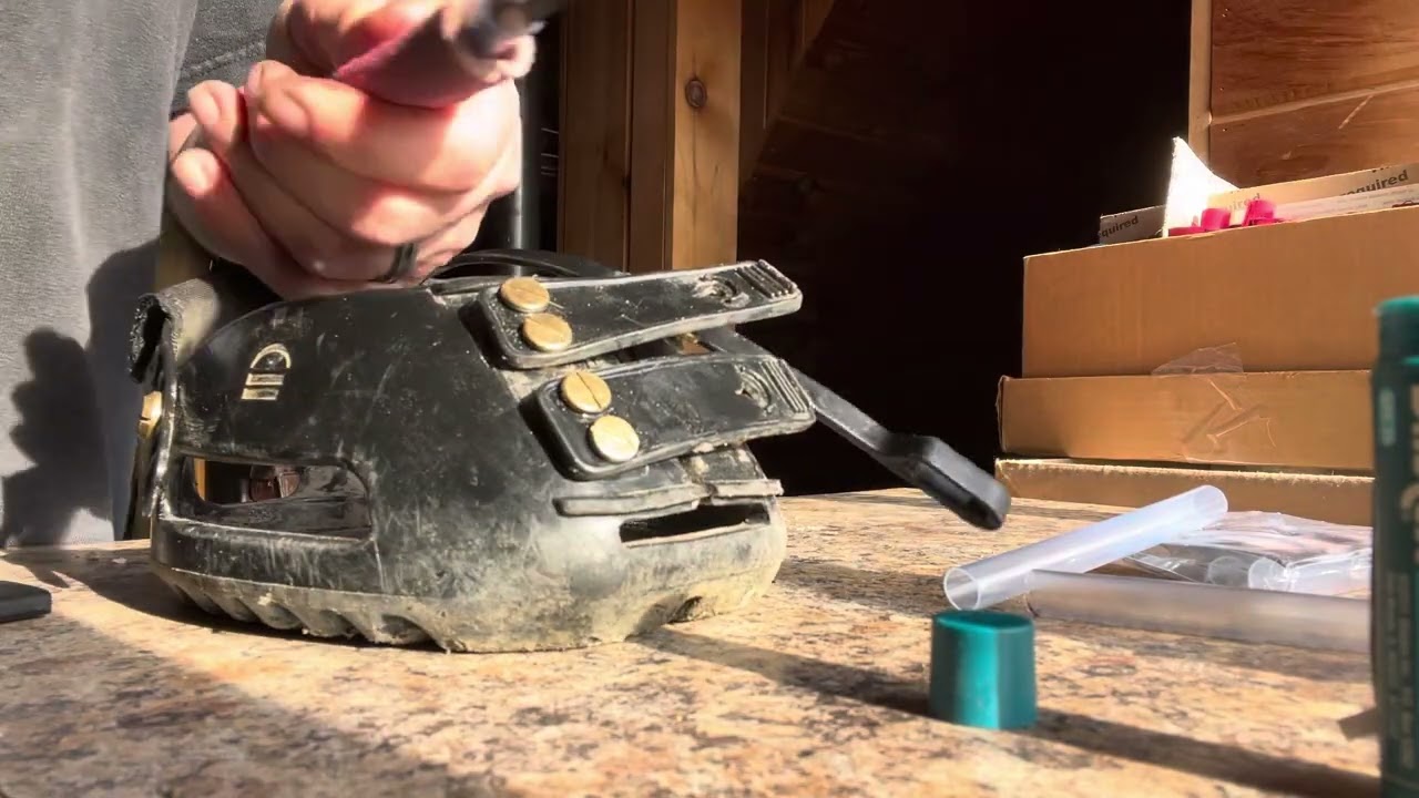 Keeping mud strap collar above the boot shell