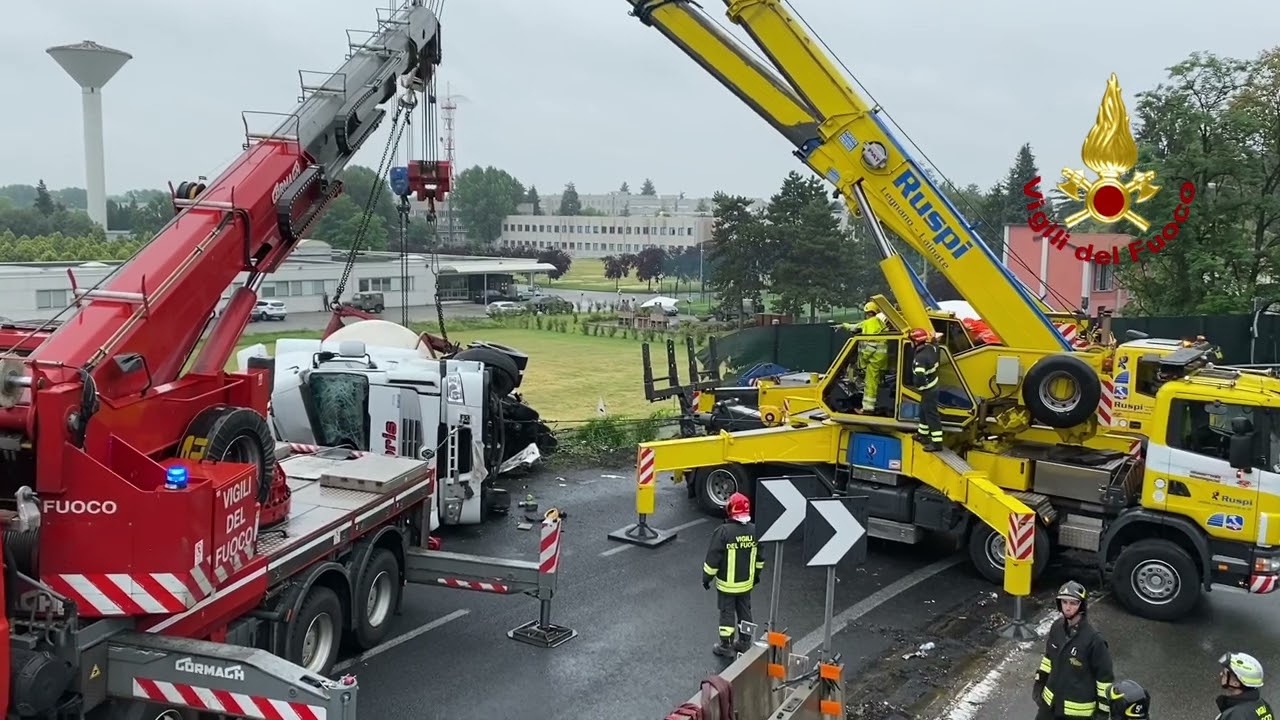 I Vigili del fuoco al lavoro per rimuovere l'autocisterna ribaltata a Busto Arsizio