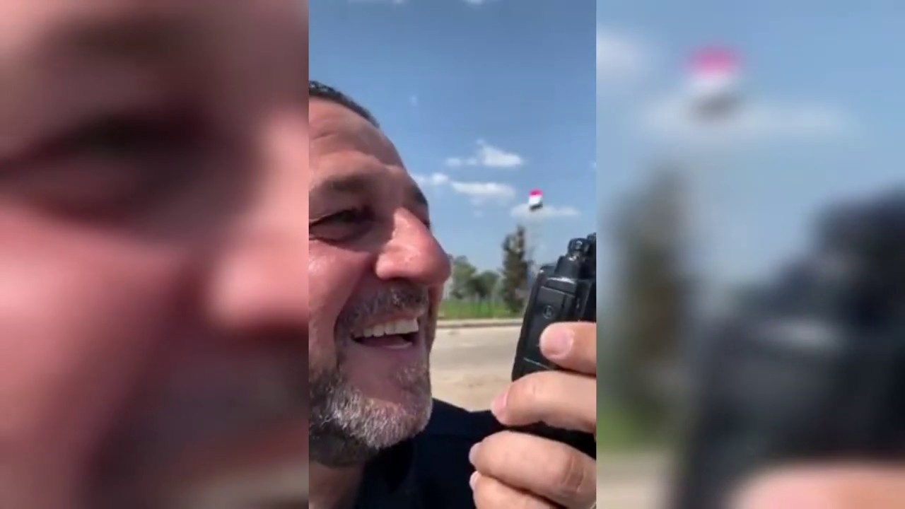 حسين مرتضى يتصل بمقاتل من الجيش الحر باللاسلكي في سراقب