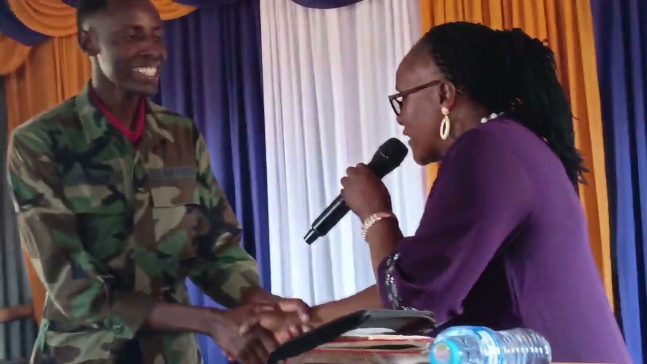 KAKA DAUDI akaribishwa kwa madhambao ya A.I.C Mikuyuni na mkuu wa askari senior surgent AP KU kitui