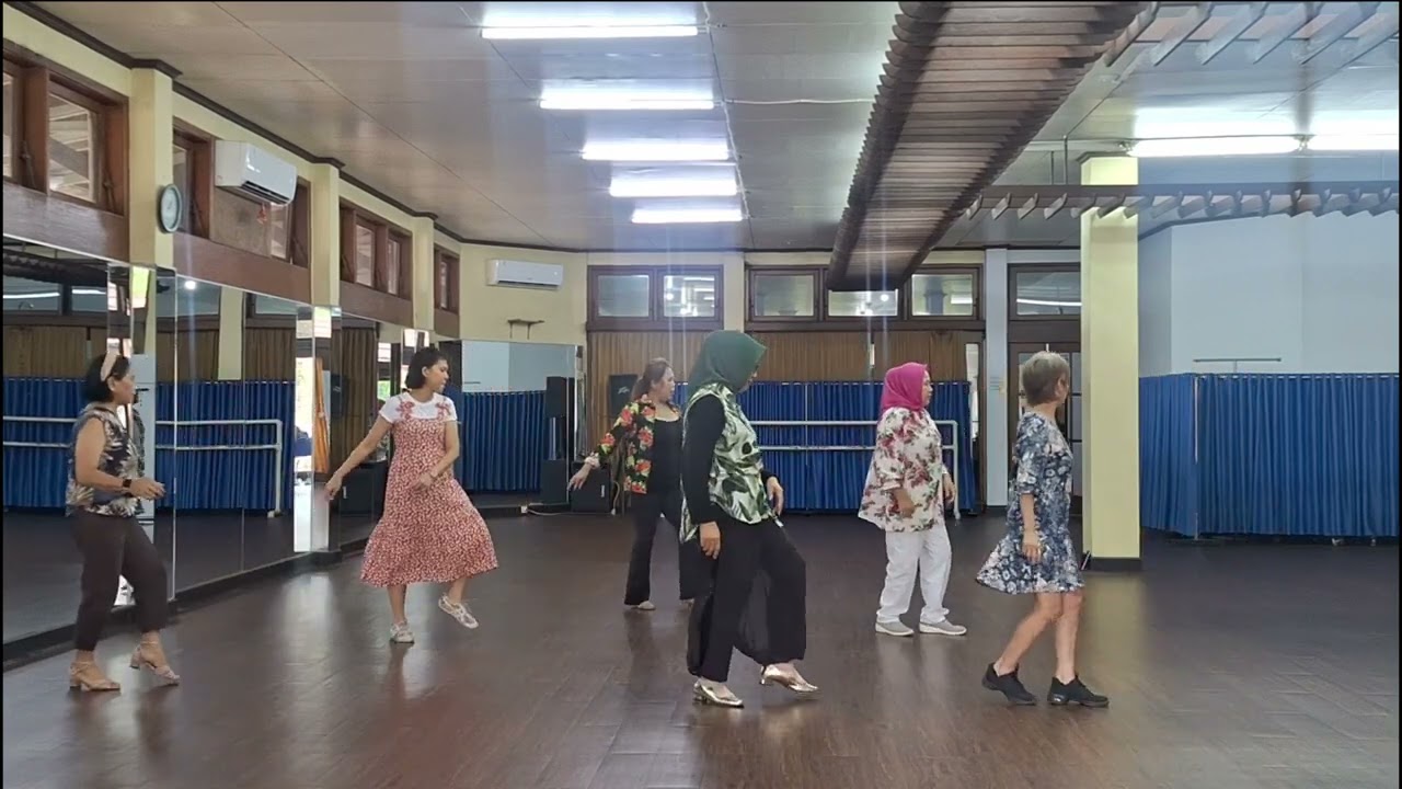 I Just Might Line Dance/Choreo:Junghye Yoon (KOR) - January 2026Music:I Just Might - Bruno Mars