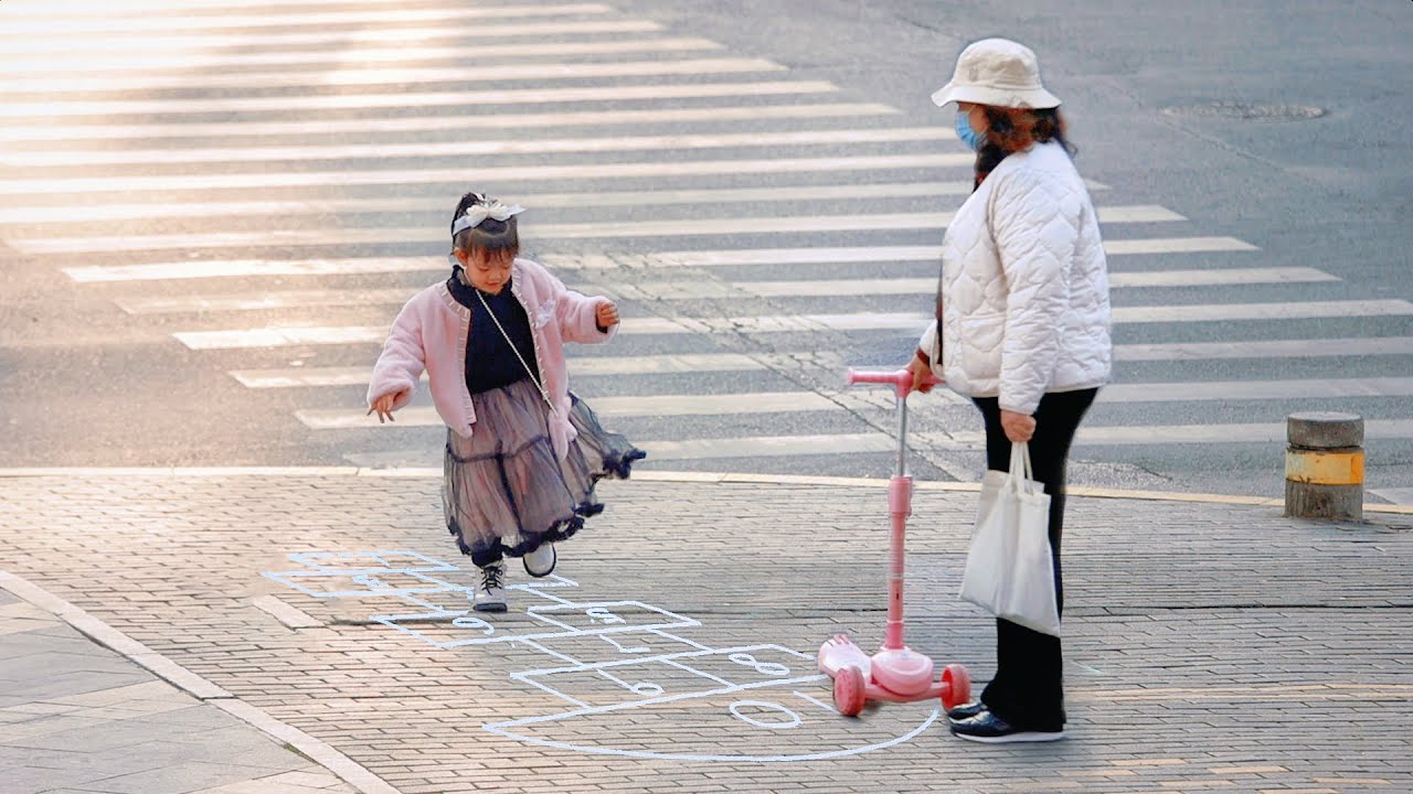 When We Draw Hopscotch on the Sidewalk | Social Experiment 当街头出现一个“跳房子”，路过的人仿佛坐上了时光机