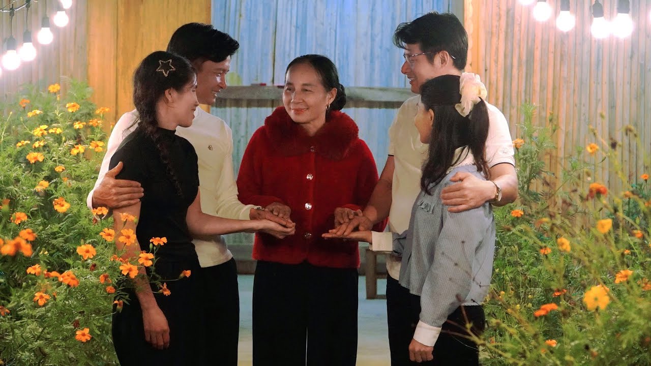 Thu's mother, CEO Toan and Tu Diem came to visit, making Tu Phan extremely happy and surprised. 
