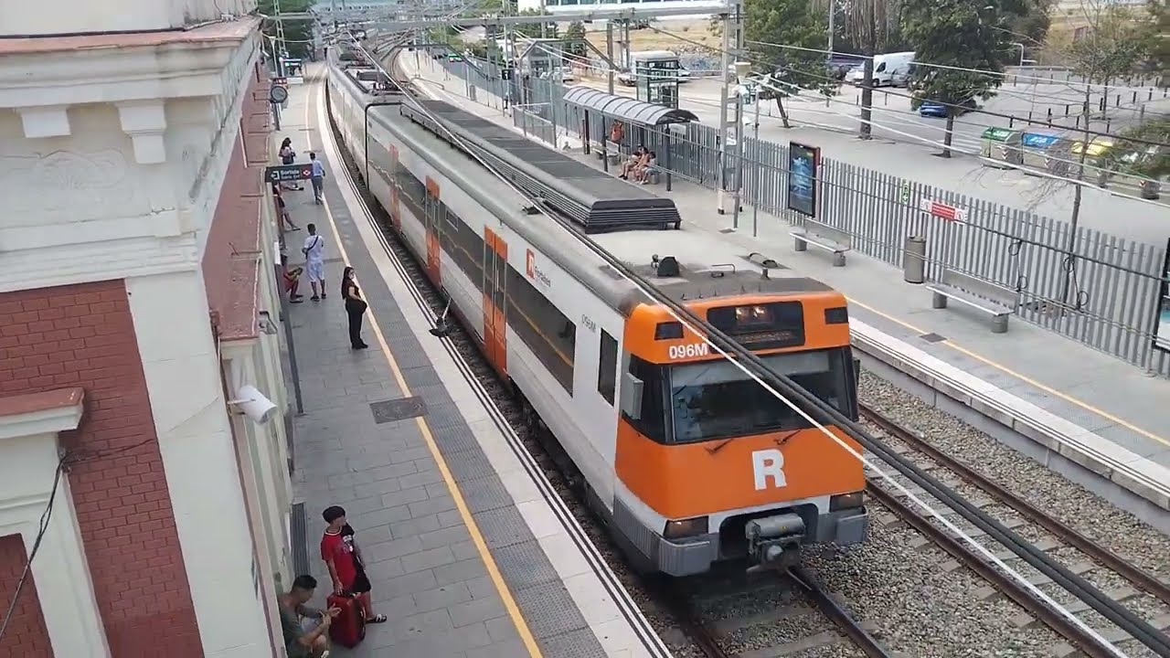 🇺🇦Двійний #Електропоїзд Renfe 447 прибуває та виїжджає із станції Cornell&agrave; #renfe #поїзди