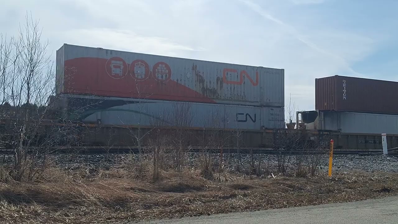 CN ES44AC 3901 leads Intermodal Train 107