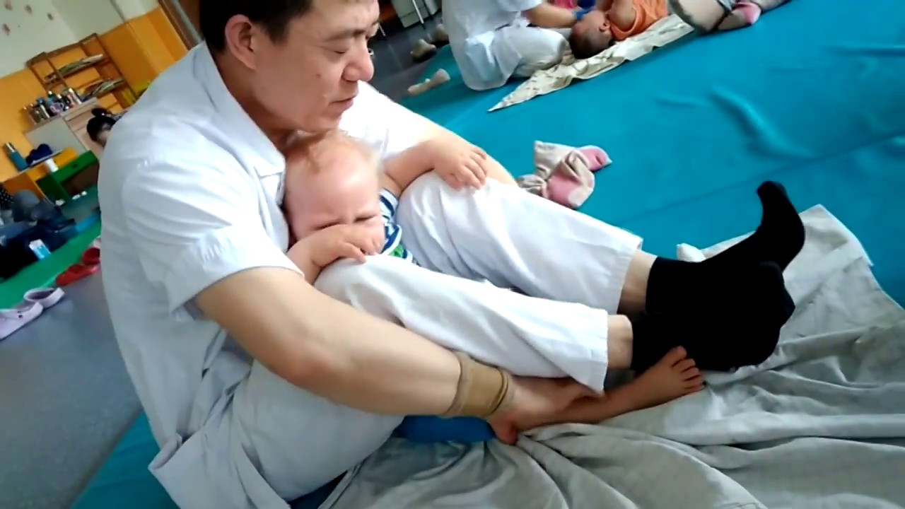 Massage treatment of 14 months hypertonic baby (high muscle tonus)