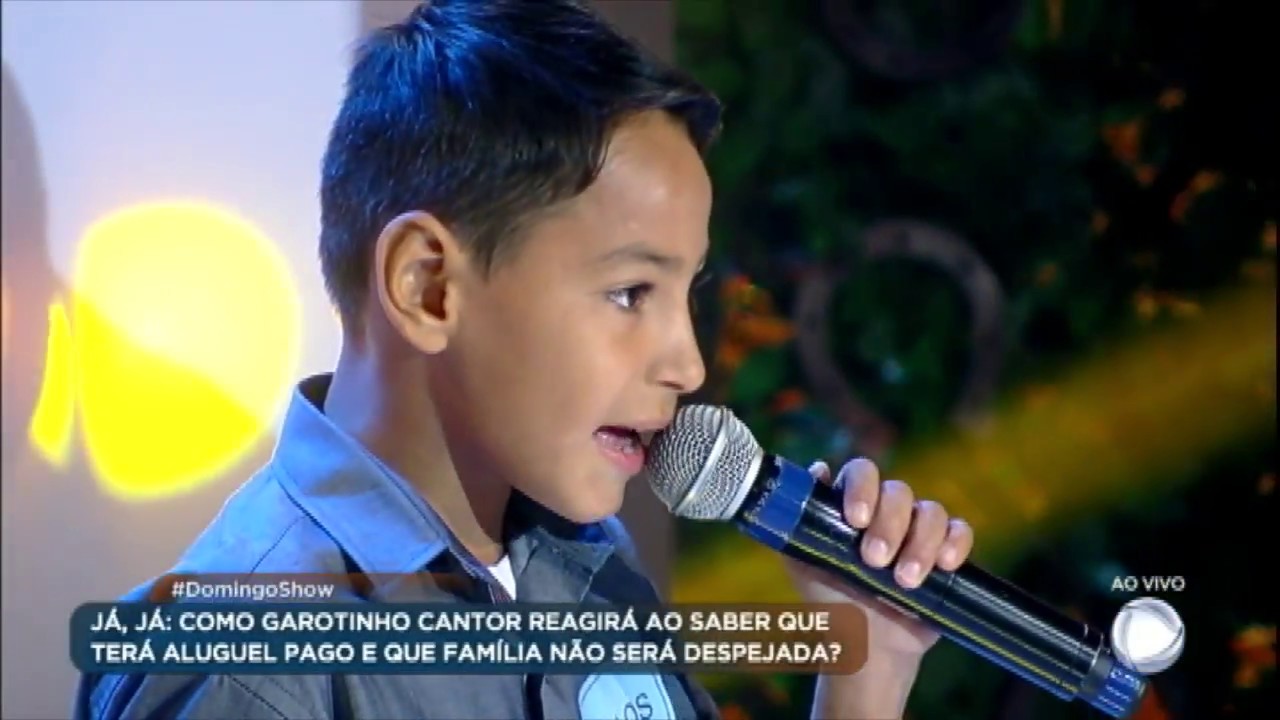 Carlinhos emociona plateia ao cantar 