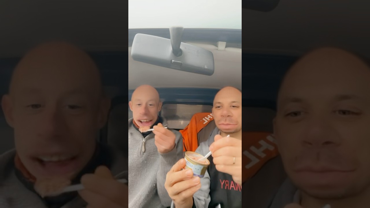Kissanruokaa maistellaan (oli hyv&auml;&auml;) #onkohyv&auml; #mets&auml; #funny #humor