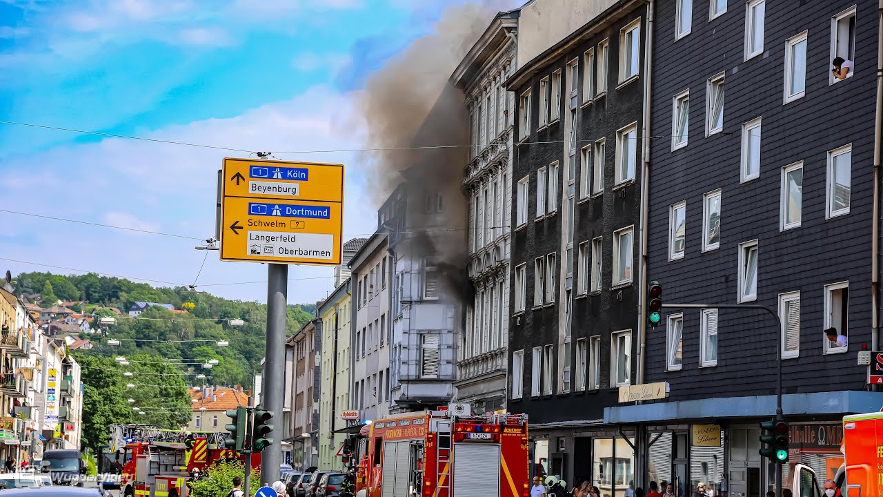 Explosion in Wuppertal-Heckinghausen - Gasflasche explodiert und setzt Wohnung in Brand | 15.06.2021