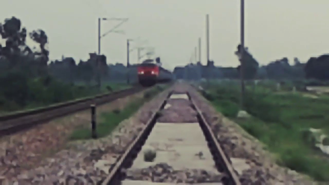 22213- hawrah express haridwaar to hawrah.   With a great speed! Captured on akbar ganj station