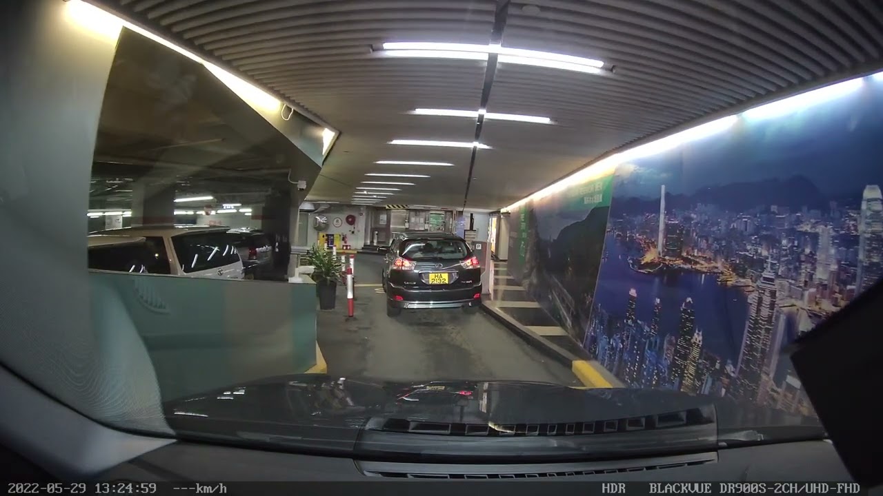 香港泊車好去處 - 山頂廣場停車場 (入)