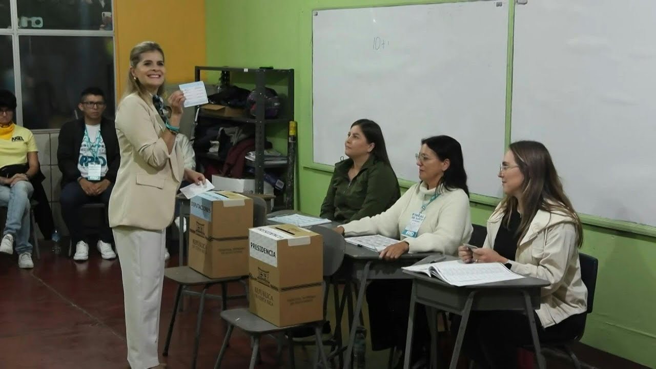 Costa Rican elections: the presidential candidate Laura Fernandez votes | AFP