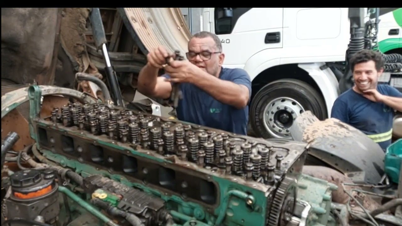 SACANDO CABEÇOTE DO MOTOR D13 VOLVO FH 460.