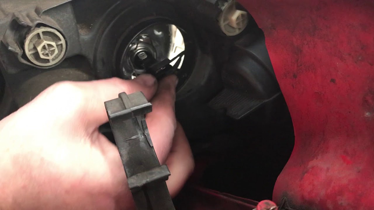 How to change a headlight bulb on a Fiat Punto
