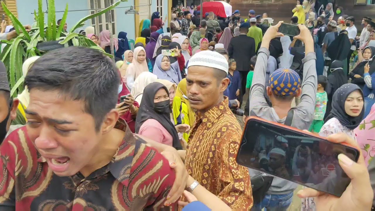 Isak Tangis Keluarga Sesampai Jenazah Bharatu M. Kurniadi Gugur di Tembak KKB Papua