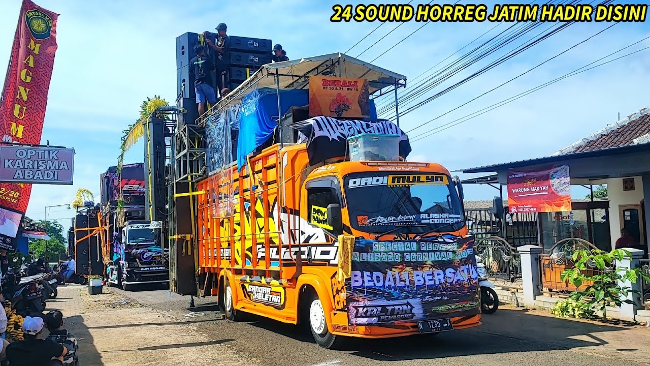 Keren...iring iringan sound system menuju start karnaval Dalisodo 24 sound horreg jatim hadir disini