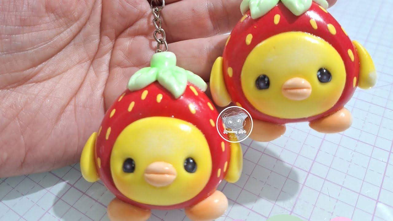 Cómo hacer un llavero de Pollito ( Frutilla) en porcelana fría 