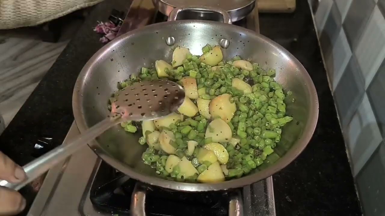 आलू ग्रीन 🫛 बींस मसालेदार सब्जी 🔥🥘💯 ढाबा रेस्टोरेंट स्टाइल आलू ग्रीन विन्स सब्जी #gadhwalirasoi 
