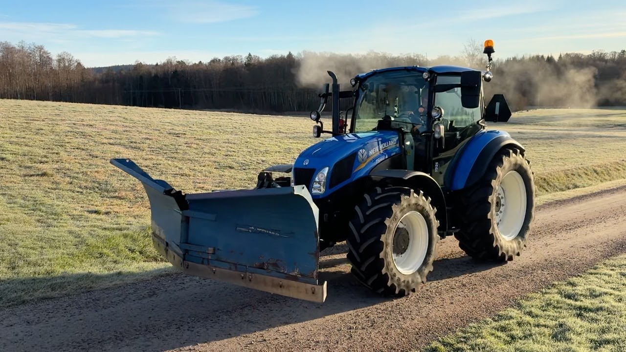Köp Traktor New Holland T5.115 med vikplog på Klaravik
