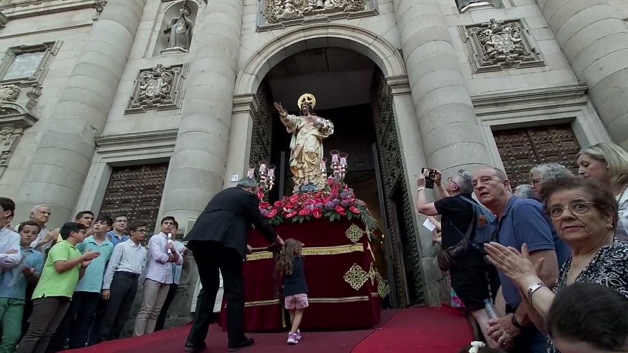 Corazón de Jesús. Salida de la procesión por las calles de Toledo