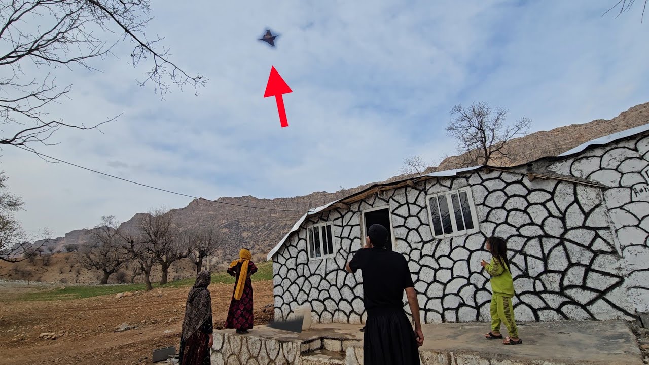 Fighter jets flying over Rajab mountain hut