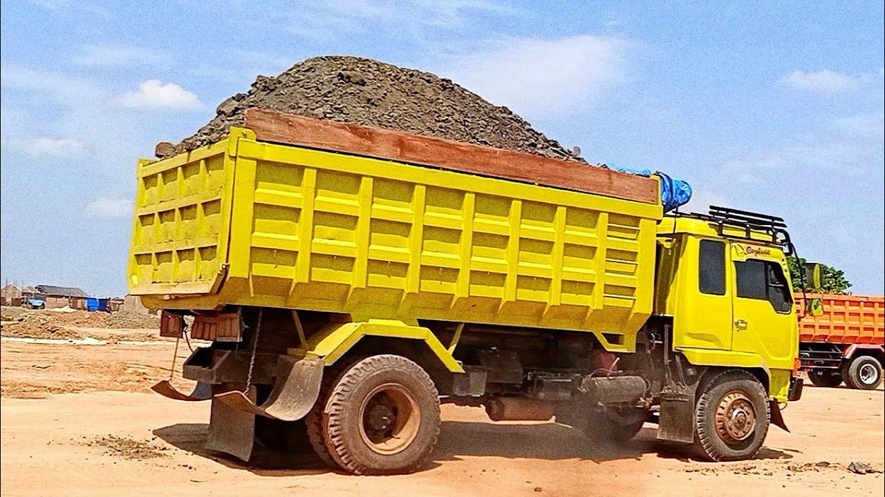 Dump Truk Tanah Mitsubishi Fuso Jomplang Muatan Full Bak Tanah Timbunan 