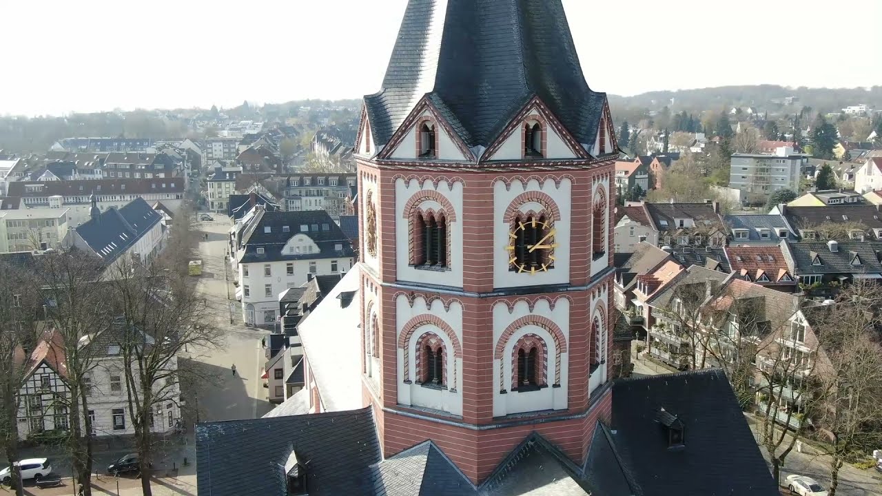 Konzertorganist Uwe Hofmann an der Rieger-Orgel der Basilika St. Margareta in Düsseldorf-Gerresheim