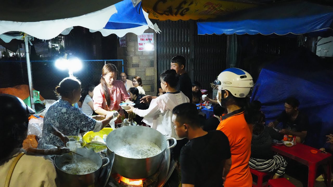 Xe bánh canh bé tý bà chủ múc lia lịa chưa đầy 2 tiếng đã dọn về