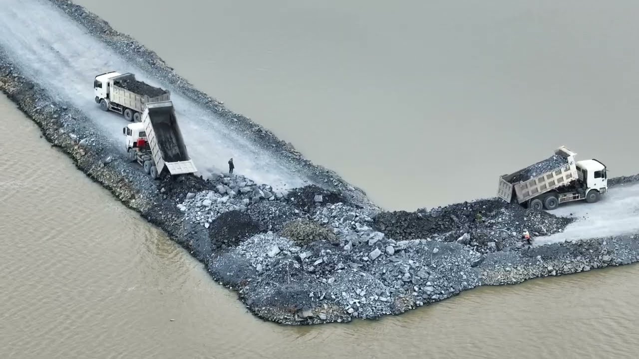Nicely Works!! Great Site filling SHANTUI Pushing Stone And Big heavy equipment Truck 25.5Ton