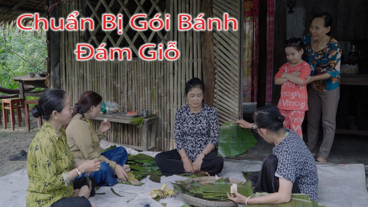 Lao lá chuối chuẩn bị gói bánh đám giỗ ở Miền Tây hàng xóm đến phụ giúp đông vui