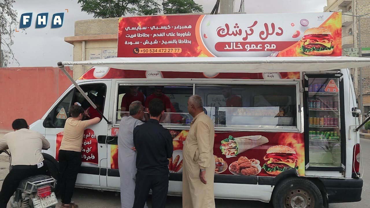 بحثًا عن التميز.. شاب يقوم بتحويل سيارته إلى مطعم متنقل في مدينة الباب مطلقاً عليه اسم مطعم دلل كرشك