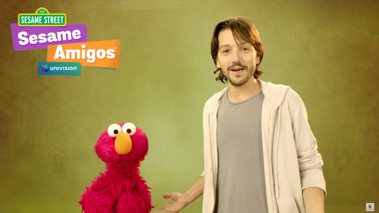 Elmo y Diego Luna juegan a las imitaciones