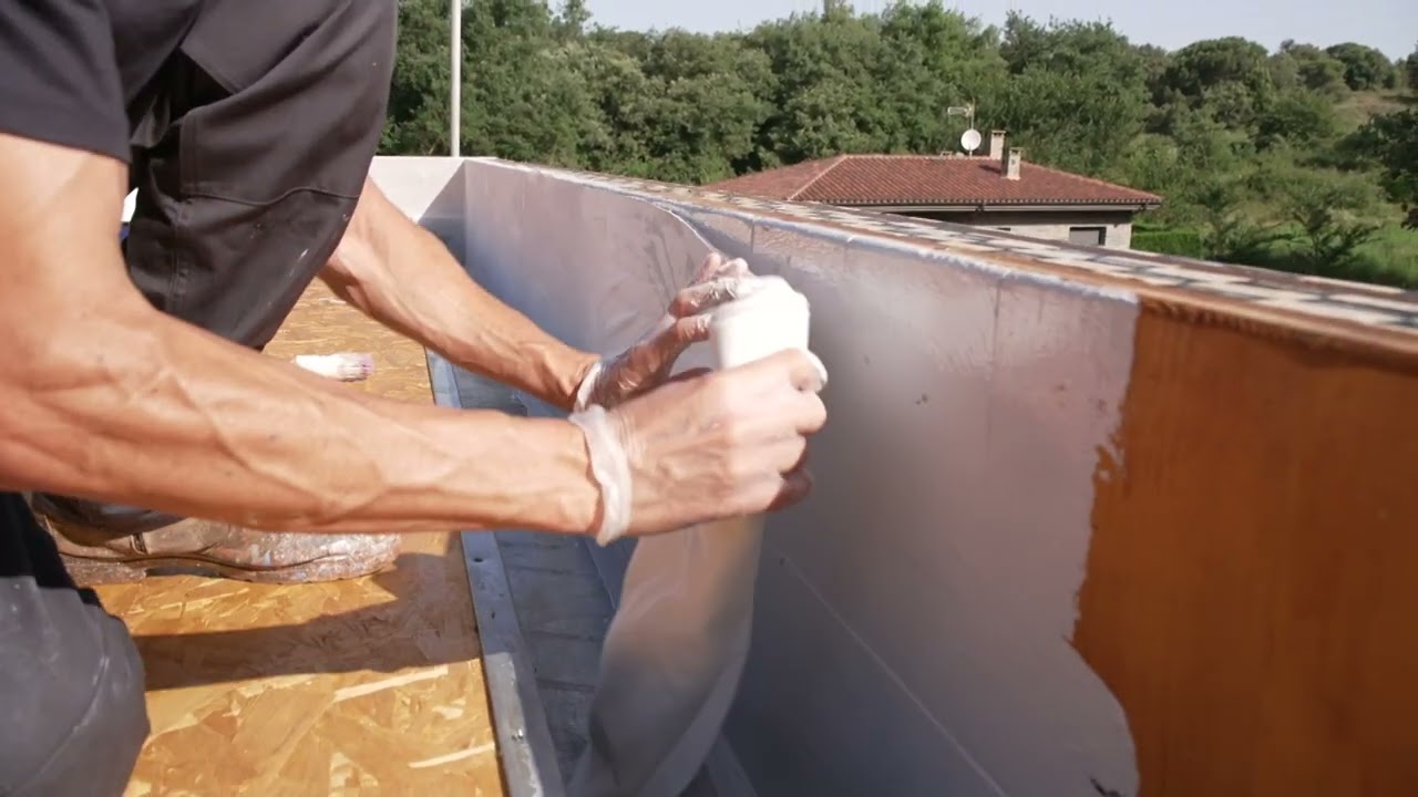 Aplicación de impermeabilización líquida de poliuretano base agua Mariseal 250W en medias cañas.