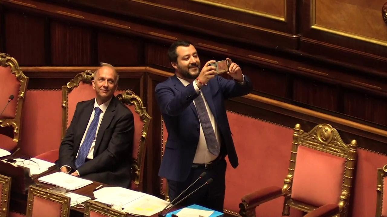 Soldi Lega, protesta Pd in aula al Senato. Foto e baci di Salvini all'opposizione