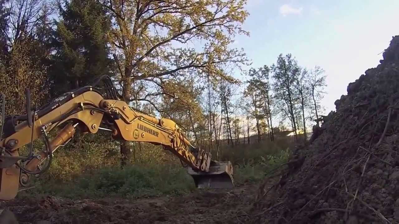 Liebherr 309 baggert Schlamm an der Emme