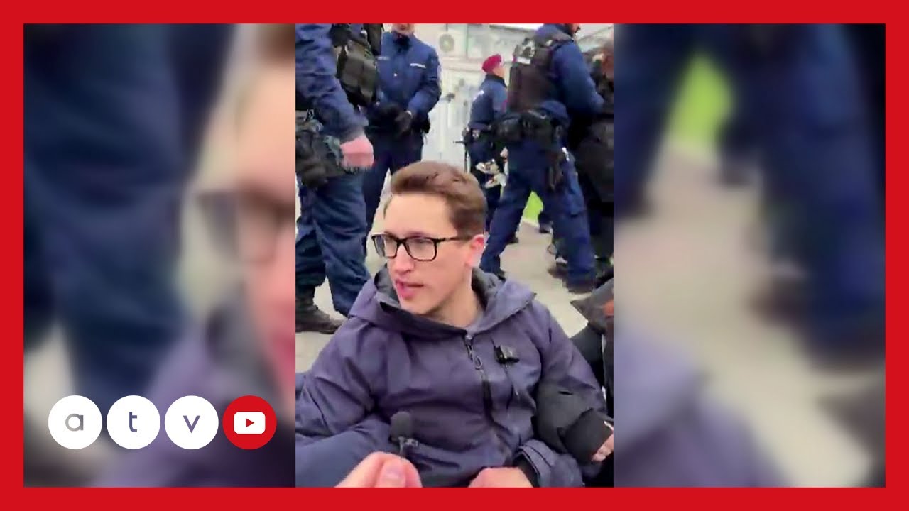 Balhé az MTVA-nál: Rendőrök vonszolták el a Kossuth rádió elől a Momentum politikusait