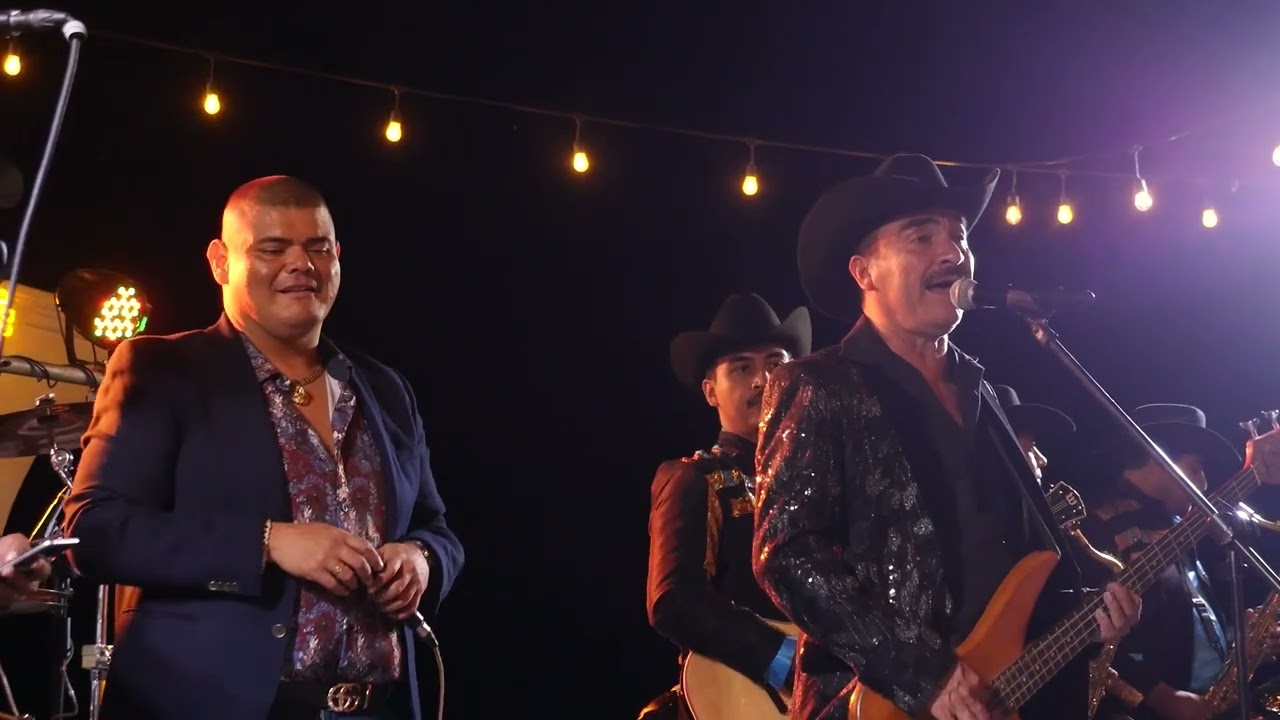 En la Guerra me la llevo -  Banda Brava  Ft El Leon y Su Gente en Vivo