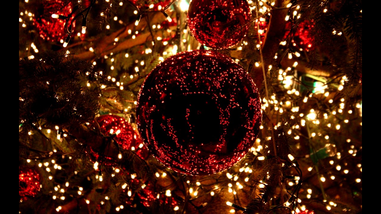 Martin Carlberg &ndash; A Christmas Stroll Through A Wintery Town