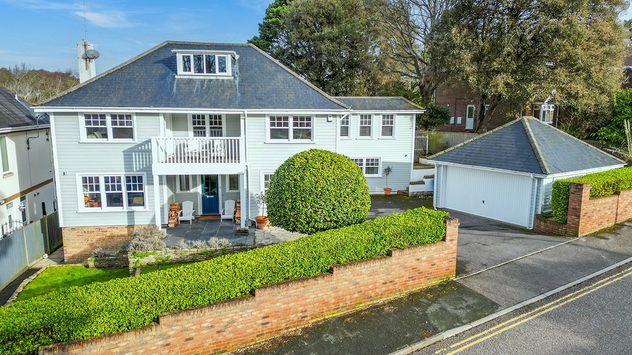 A refined coastal enclave where architectural ambition meets relaxed seaside luxury