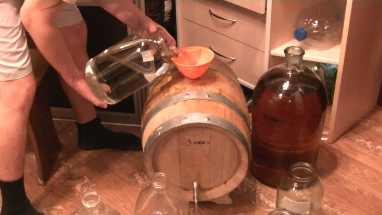 Заливка виноградного дистиллята в дубовую бочку из молдавского дуба