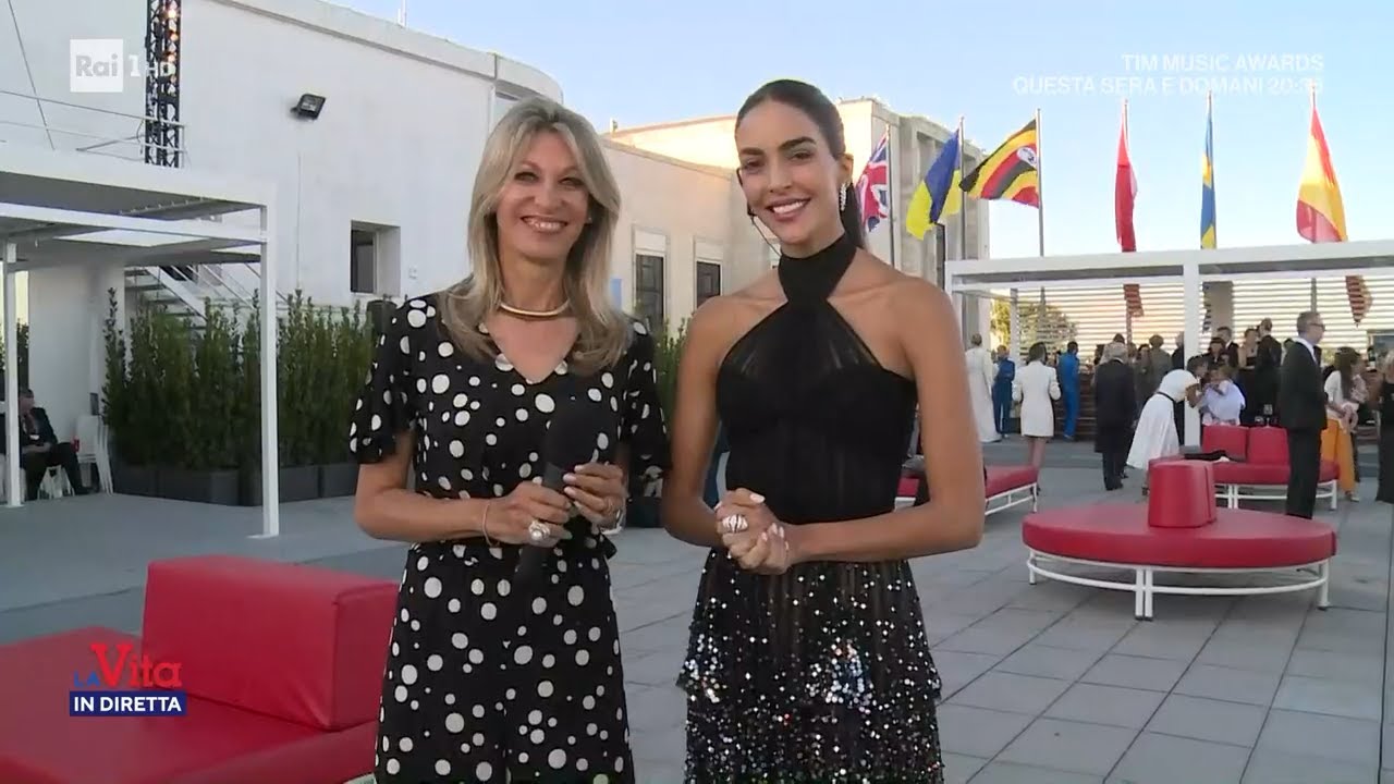 Rocio: splendida madrina del Festival di Venezia - La vita in diretta 09/09/2022