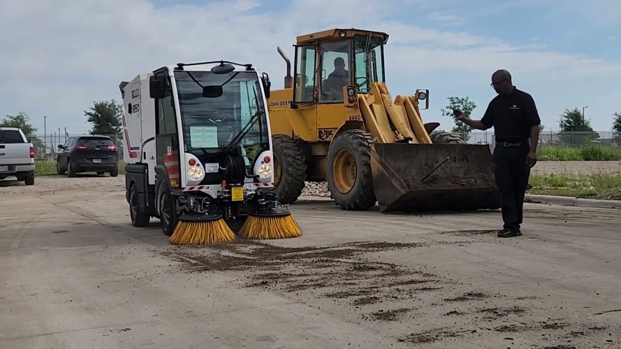 Dulevo 850 Mini Sweeper Demo 042823 (2)